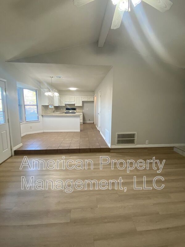 Building Photo - 1132 N Hickory Dr