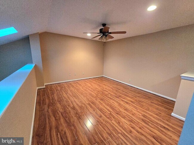 Building Photo - 725 Dell Ct