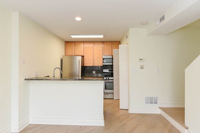 Building Photo - 949 W Grace St