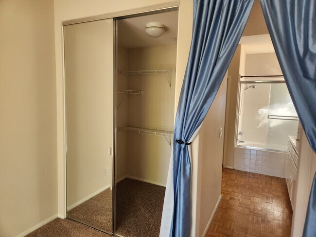 Building Photo - 2651 Dunstan Dr