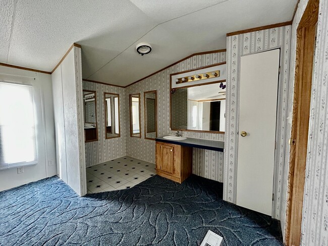 Building Photo - Available Now! 3 Bedroom 2 bath unit
