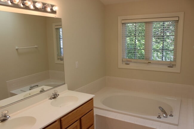 Building Photo - Lovely 3 Bedroom 2.5 Bath Townhome with De...