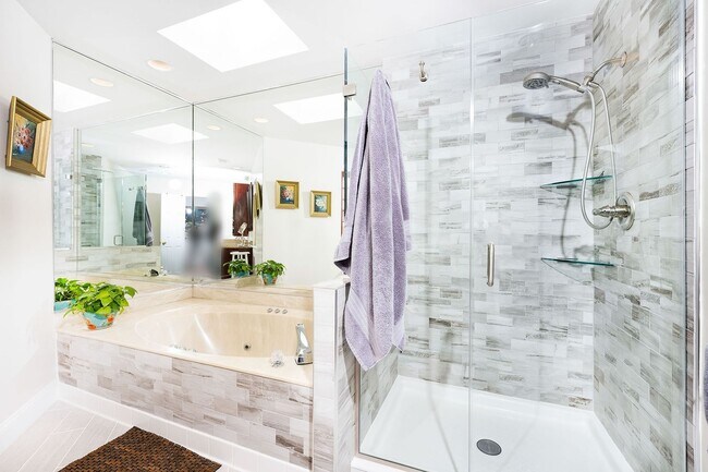 Building Photo - Stunning 4 Bedroom 3 and a Half Bath Bethe...