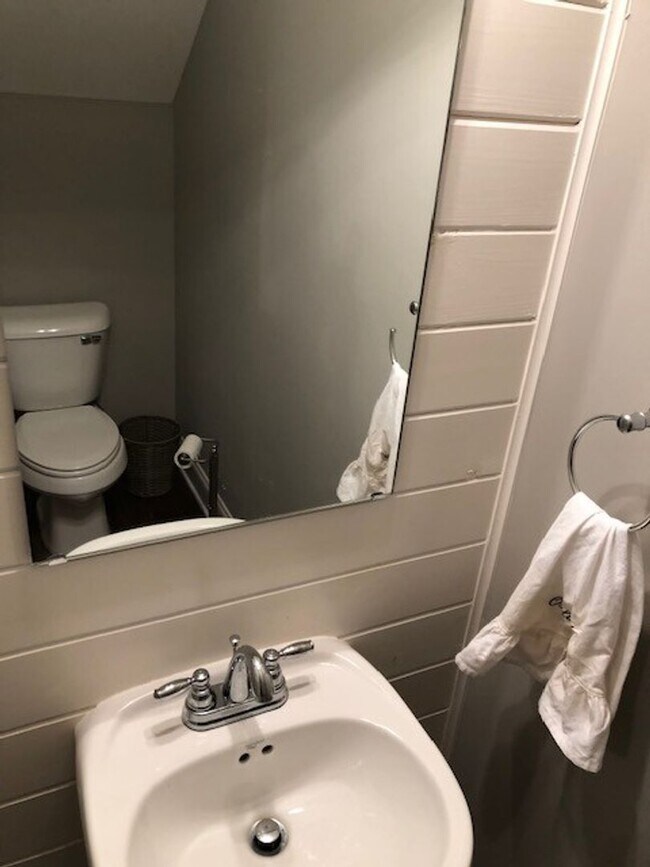 Building Photo - 4BR/4.5BA For Rent