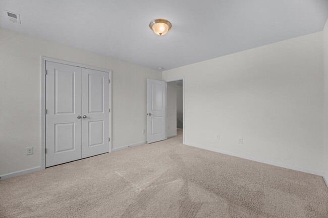 Building Photo - Lake View Four Bedroom 2.5 Bath Home