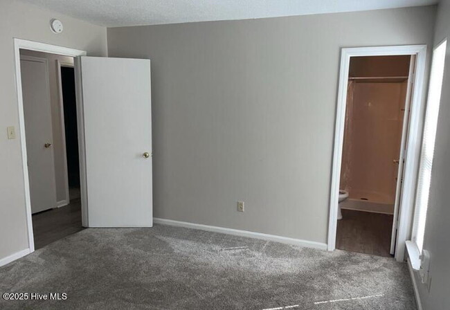 Building Photo - Beautiful 3 Bedroom Home-210 Country Rd. $...