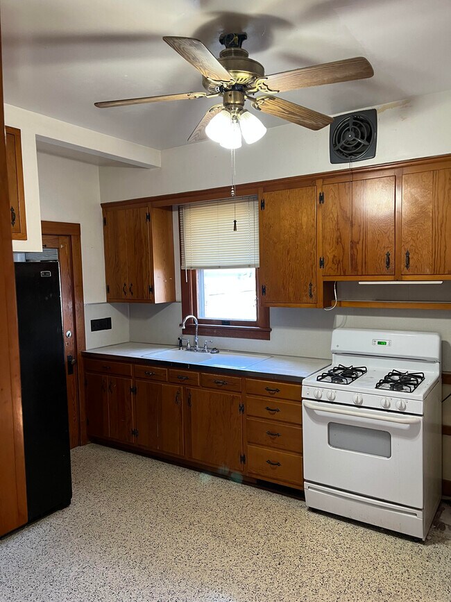 Building Photo - 311 W Jefferson St