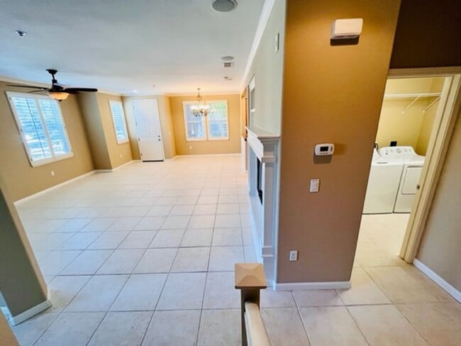 Building Photo - Beautiful 3BD/3BA, Two-Story Corner Unit C...