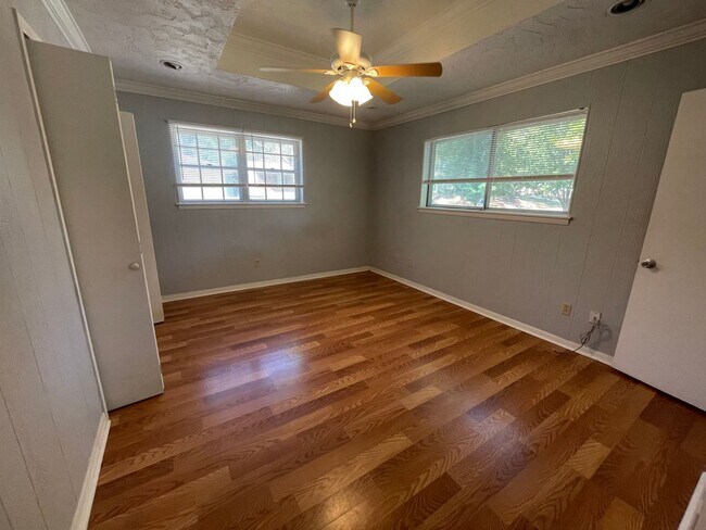 Building Photo - Large 4 Bedroom Home in Southern Hills