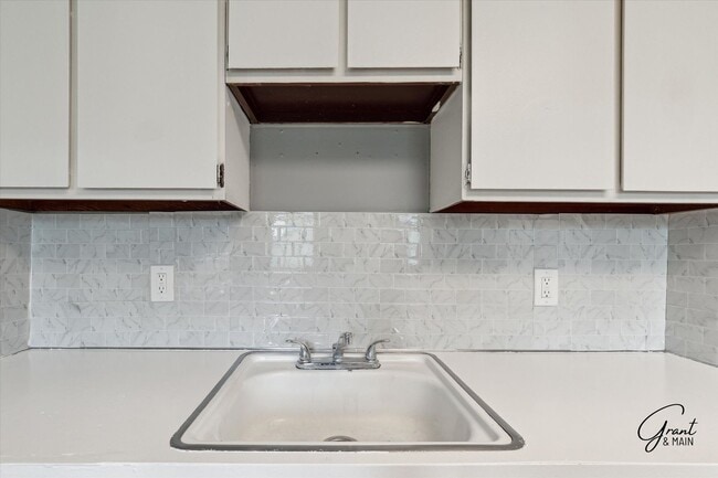 Building Photo - Two Bedroom Home in St Clair Shores - $1,400
