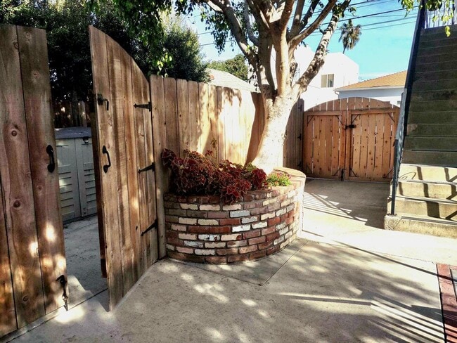 Building Photo - 4742.5 Lotus St