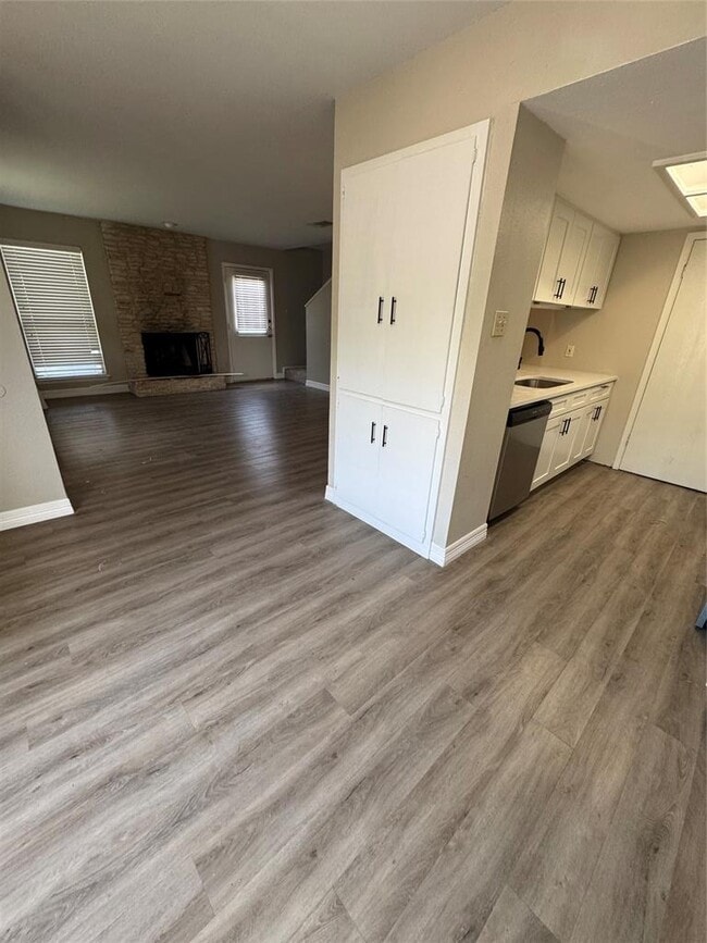 Building Photo - 9100 Mountain Ridge Dr