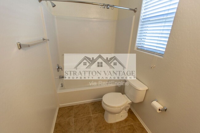 Building Photo - 928 S Hawk Ln