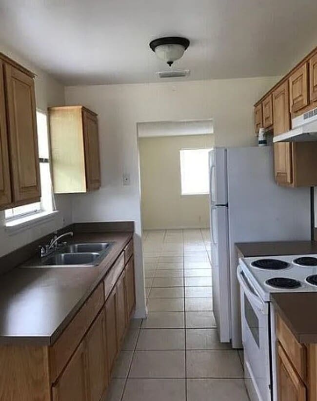 Building Photo - 2 bed 1 bath with 855 sf. Great location b...