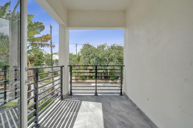 Building Photo - 1213 W Las Olas Blvd