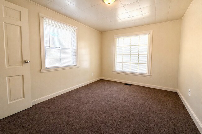 Building Photo - 512 S Cole St