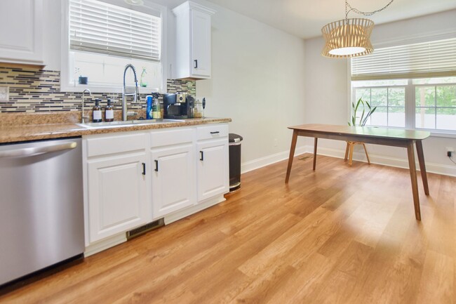 Building Photo - Pet Friendly Three Bedroom!