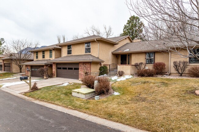 Building Photo - Spacious & Bright Broadmoor Townhome with Covered Deck!