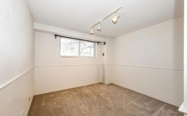 Building Photo - 2325 S Linden Ct