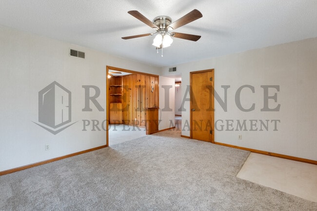 Building Photo - 814 Prairie Park Rd