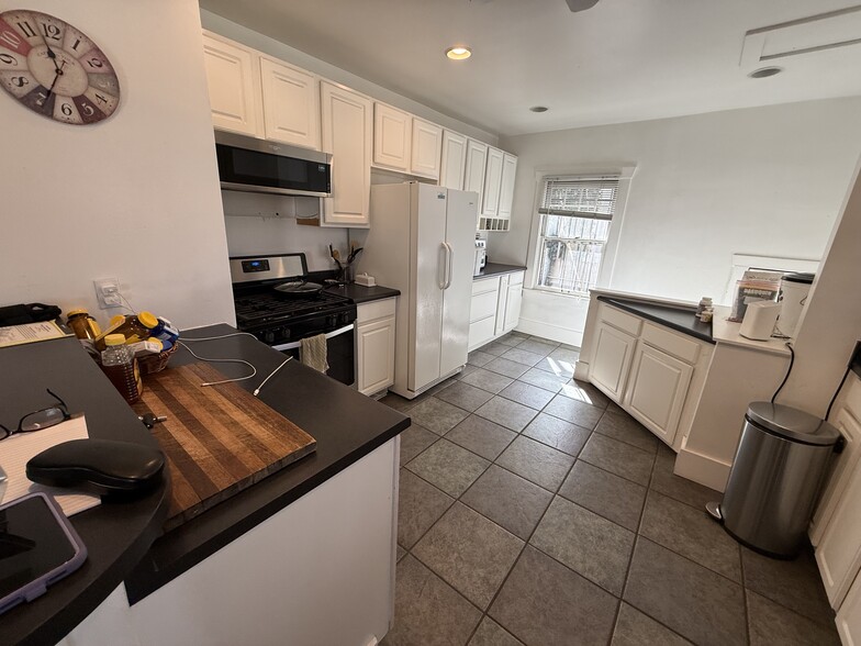 Building Photo - 1420 E 5th Ave