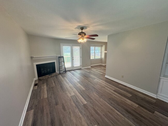 Building Photo - 2 Bedroom / 2 Bath End Unit Townhome in Ce...