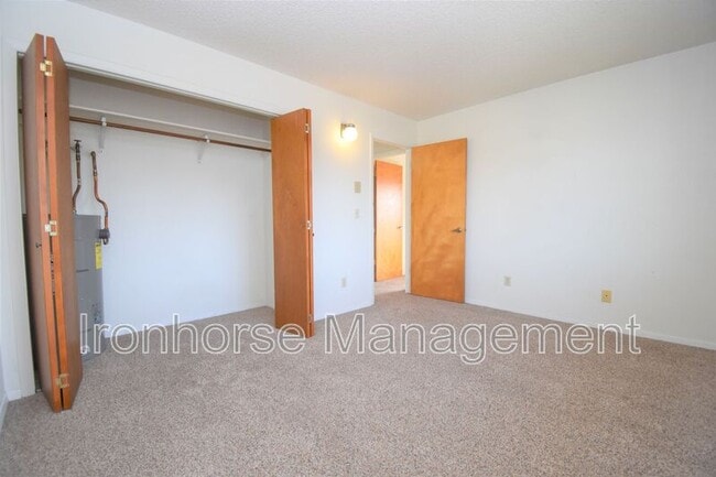 Building Photo - 809 W Villard St