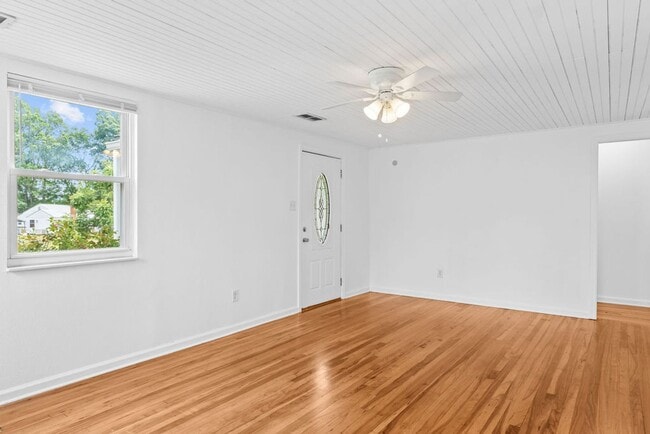 Building Photo - Newly Renovated Alcoa Cottage!!