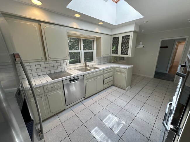 Building Photo - 3 Bed 3 Bath, Orinda Home, Close To BART