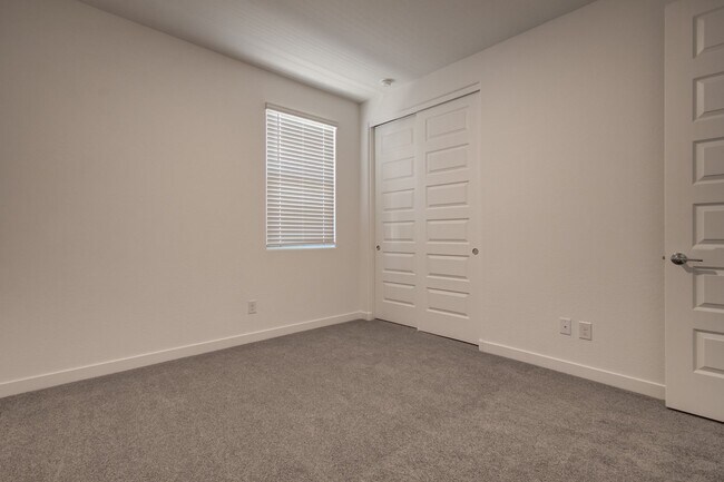 Building Photo - 1087 E Chapman Dr
