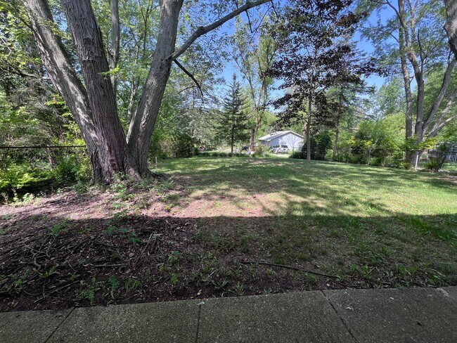 Building Photo - Two Bedroom Duplex with Heat Included! Near Grand Valley!