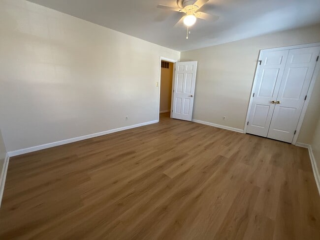 Building Photo - Lovely 3 Bedroom End Unit in Battle Forest!