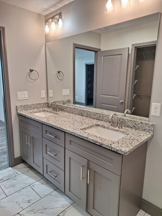 Building Photo - NEW DUPLEX Conveniently located to 40 West