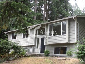 Building Photo - Split Level 3 Bedroom 2.25 Bath on Peacock...