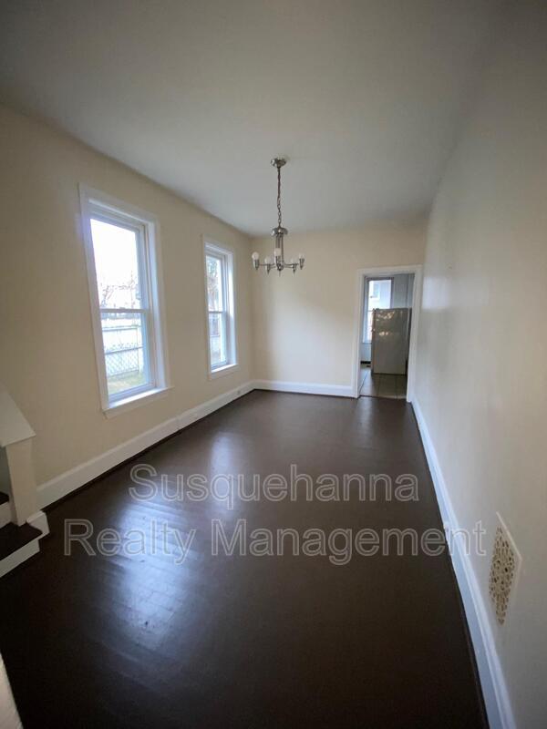 Building Photo - 337 S 15th St