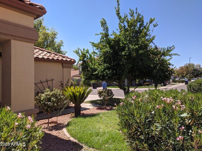 Building Photo - 1321 N Jamaica Way