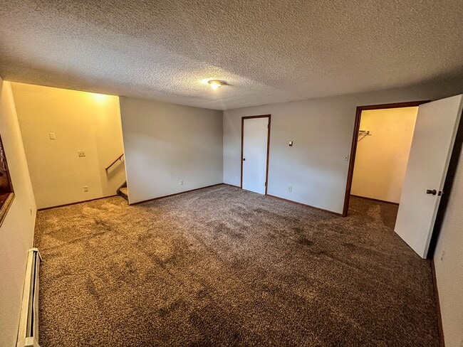 Building Photo - Large Updated 3-Bed 2-Bath Townhome w/ Gar...