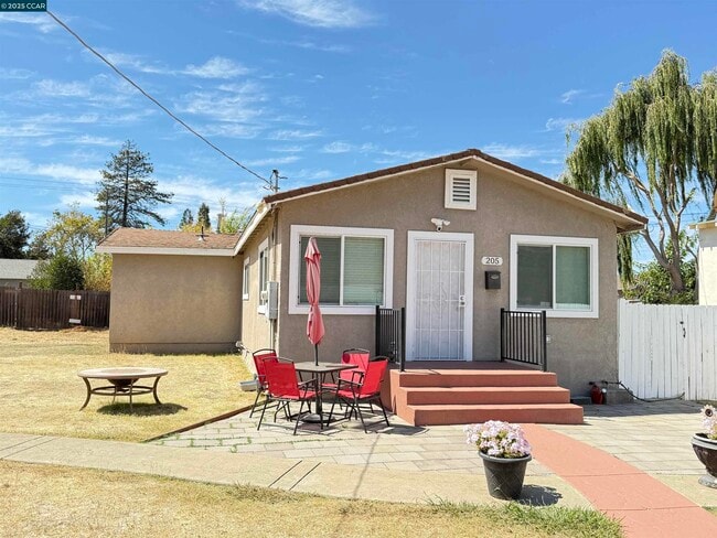Primary Photo - 205 Curry Ave