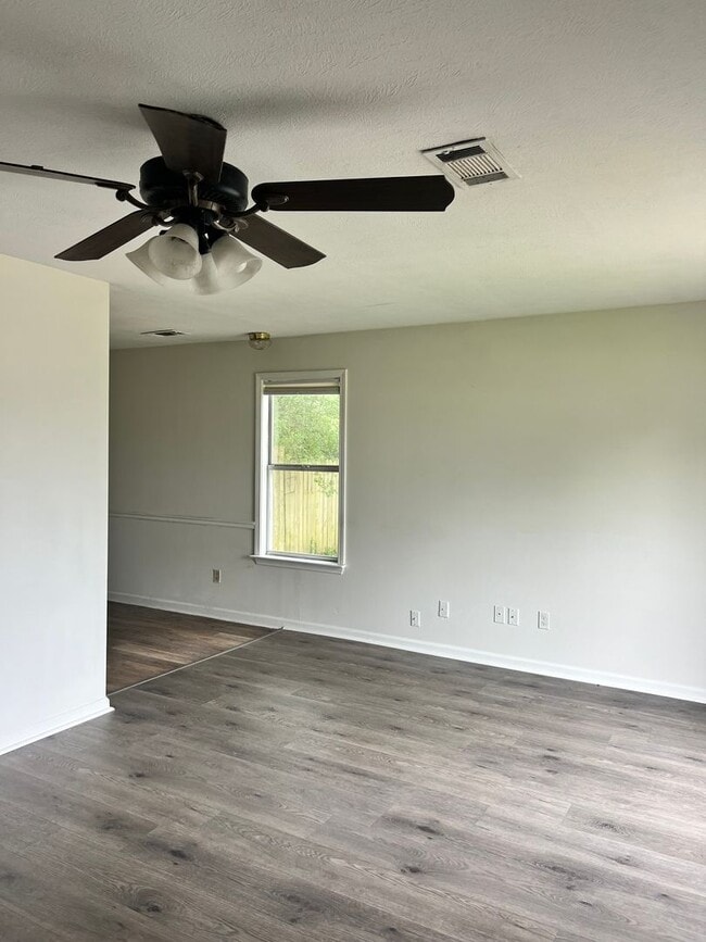 Building Photo - 3 bdrm 1 bath