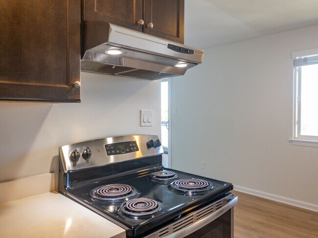 Building Photo - 2BD 1BA Recently Renovated Unit! Parking! PROGRESSIVE