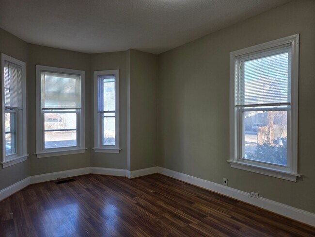 Building Photo - No Brokers Fee, In-Unit Laundry, Eat-in Kitchen, Large bedrooms, 3 Full Bathrooms