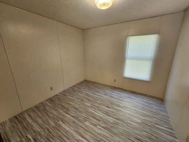 Building Photo - 33 Wilma Ln