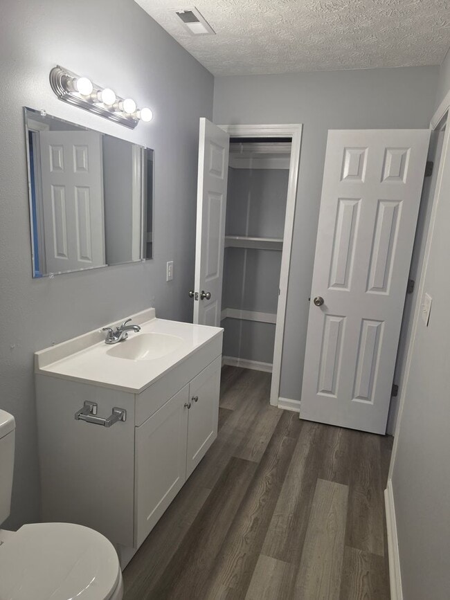 Building Photo - 2 Bedroom, 1 bath apartment - Downstairs Unit