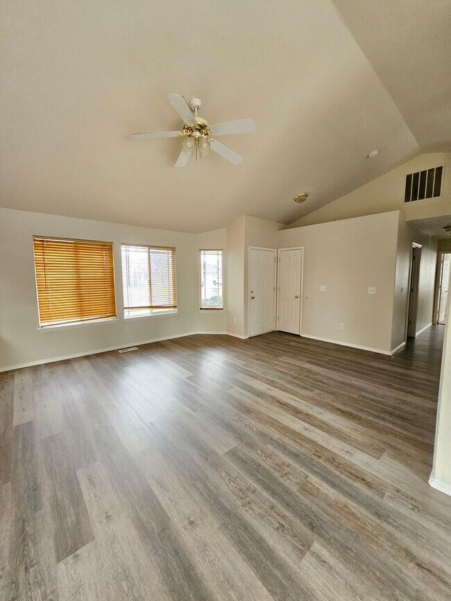 Building Photo - Cute Nampa home.