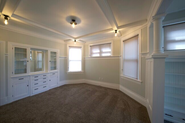 Building Photo - 40 N Meadowcroft Ave