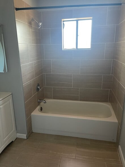 Bath - 350 N Silverbell Rd