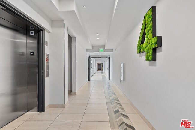 Building Photo - 505 S Barrington Ave