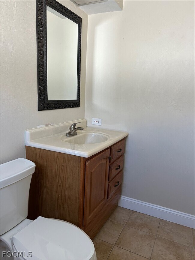 Building Photo - 2128 SE 4th St