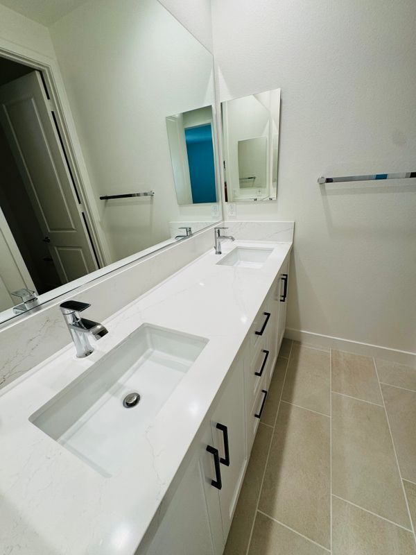 Building Photo - 8631 Mission Villa Dr