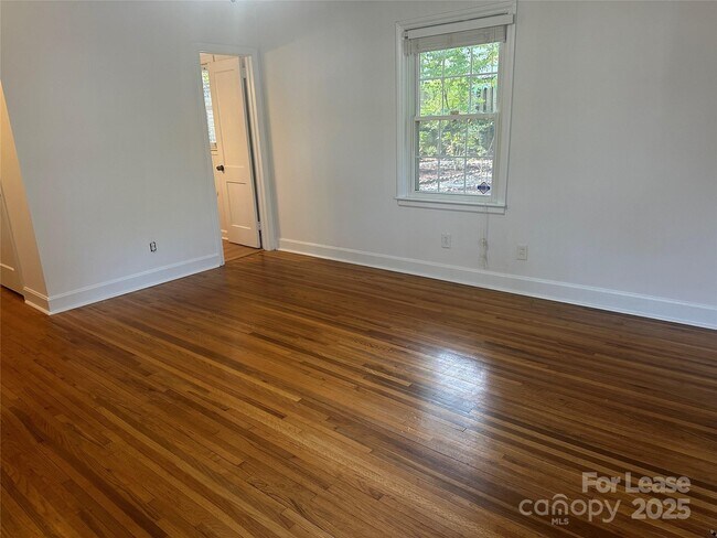 Building Photo - 900 Everett Pl